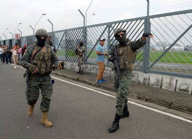 Gracias a la declaración de Daniel Noboa de conflicto armado en Ecuador, las fuerzas militares pueden ocupar las calles del vecino país. Foto: Getty Images