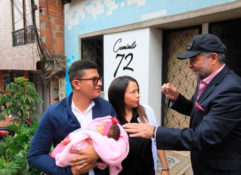 Luis Alfonso Londoño, presidente de Royalty, hizo entrega simbólica de la llaves de la vivienda que compró una pareja de recién casados. FOTO Esneyder Gutiérrez. 