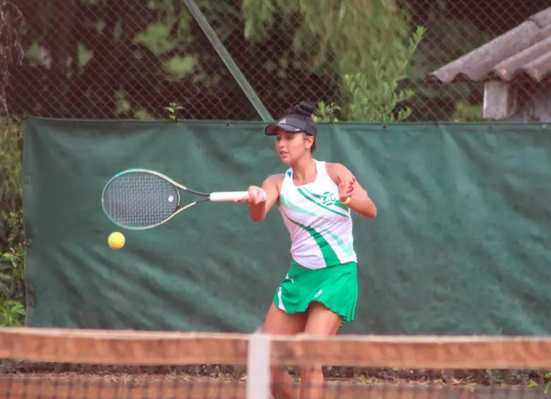 Luciana Acuña Montero, a pesar de su juventud, denota madurez en sus respuestas. Su proceso deportivo, luego de destacarse en el país, ya le exige una competencia mas exigente y esta la tendrá en el tenis universitario de EE. UU. FOTO: Cortesía