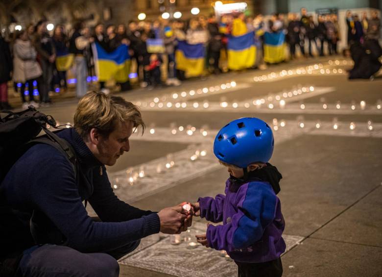 Acto simbólico por la paz de Ucrania en Praga. FOTO: EFE.