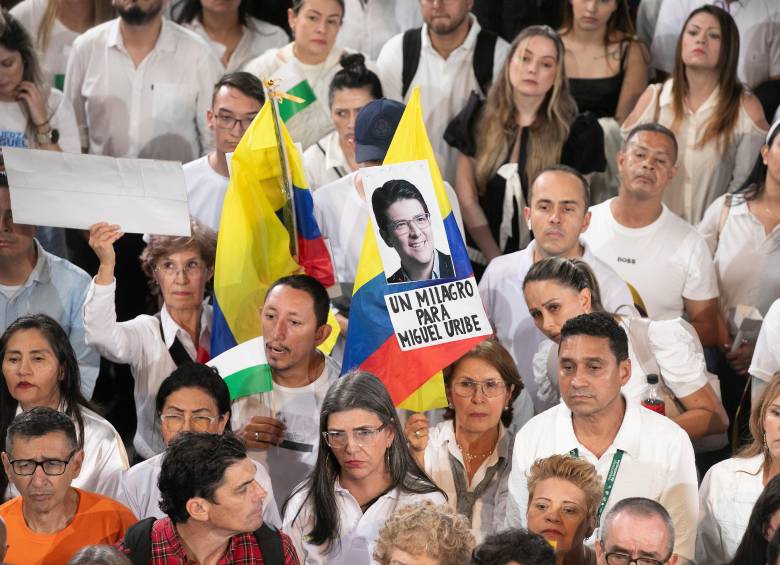 Miles de colombianos han participado en marchas y cadenas de oración por la recuperación del senador Miguel Uribe, víctima de una atentado sicarial. FOTO: ESNEYDER GUTIÉRREZ.