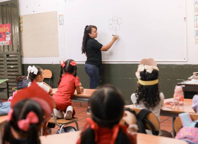 Los docentes de Medellín contará con apoyo distrital para continuar con su formación académica y así mejorar su nivel para la educación de los niños y jóvenes de la ciudad. FOTO: CORTESÍA