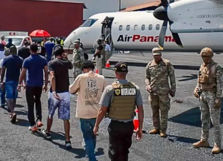 Los 56 colombianos aterrizaron en el aeropuerto José María Córdova en Rionegro. Foto: Migración Panamá