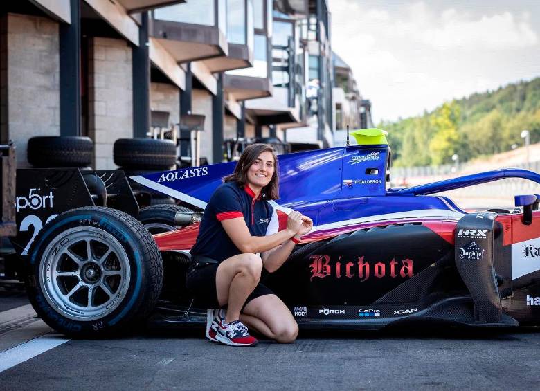 En 2019, Tatiana Calderón fue la primera mujer en competir en la Fórmula 2. Después de un fugaz paso por Asia y Estados Unidos, regresará a esa categoría. Este fin de semana se estrena bajo el apoyo de la cantante paisa Karol G. FOTO @TataCalde