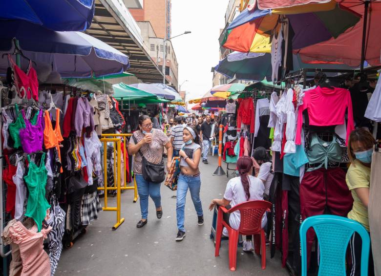 La movilidad para conductores y peatones se ha visto reducida en el Centro de Medellín ante el crecimiento de la cantidad de venteros ambulantes. FOTO CARLOS VELÁSQUEZ