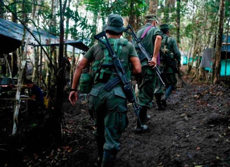 Imagen de referencia de las Disidencias de las Farc en la selva colombiana. Según las autoridades, tienen fuerte presencia en el municipio de Jamundí. FOTO: ARCHIVO EL COLOMBIANO
