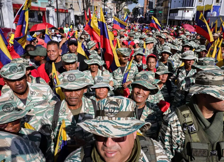 Tras conocerse el despliegue de tres buques de guerra hacia el mar Caribe por parte de Estados Unidos, el régimen chavista busca asegurar 4,5 millones de milicianos para poder responder a una posible intervención de tropas estadounidenses. Foto: Getty Images