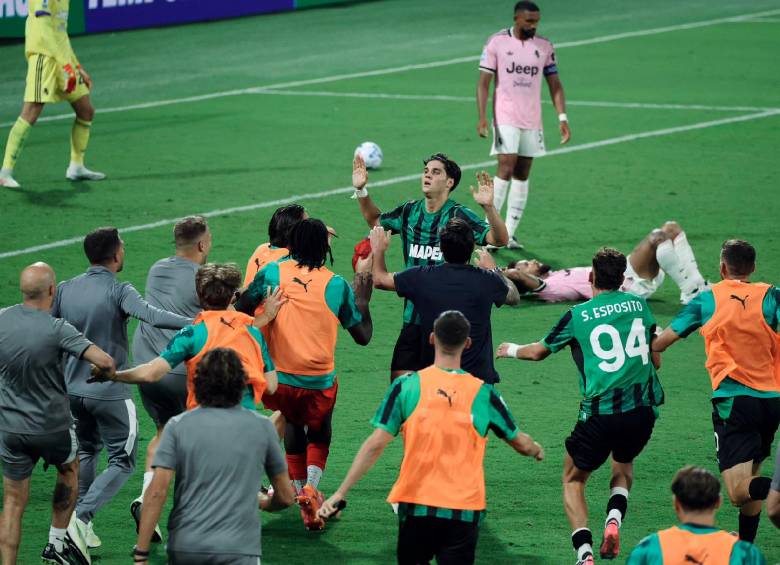 Vasilije Adžić y su equipo celebran el gol que le dio al Sassuolo la victoria sobre Juventus en el minuto 94. FOTO: X-Sassuolo