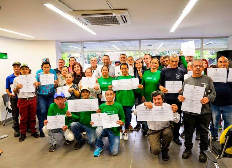 El evento en el que se entregó la certificación a los recicladores tuvo lugar en la biblioteca Débora Arango. FOTO: Cortesía.