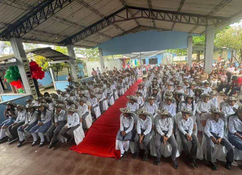 Alumnos de quinto grado con el sombrero vueltiao para celebrar el paso a la básica secundaria. Foto: Facebook Álvaro Ulcué Chocué