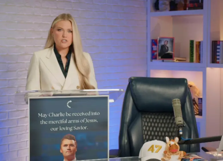 Erika Kirk grabó el mensaje junto a la silla de la oficina de su esposo, en la que él grababa sus pódcasts y videos para redes sociales. FOTO: Captura de video