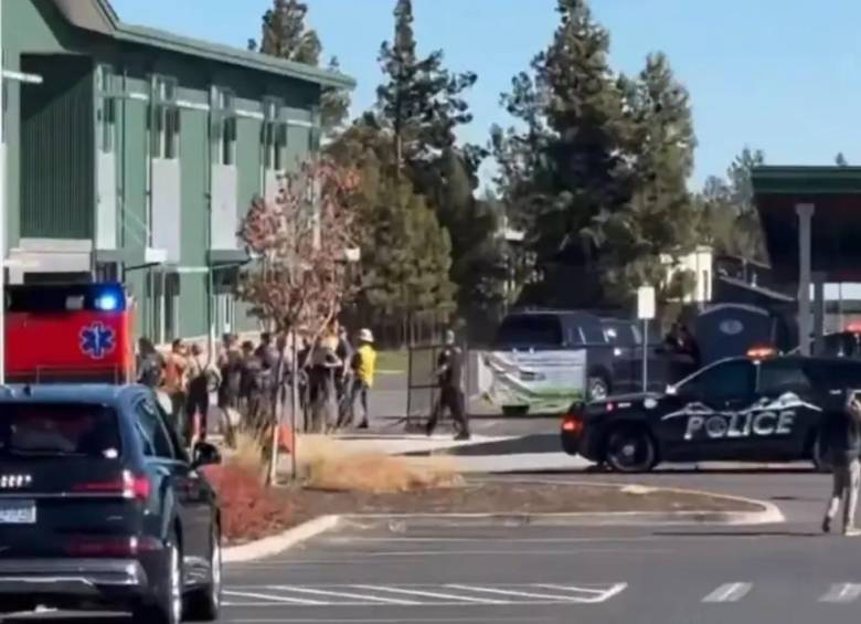 Un joven de 16 años irrumpió en el colegio, quitándole la vida a tres niños y a un profesor, antes de ser encarado y abatido por un residente local. FOTO: Captura de video de redes sociales de @polymarketenesp.