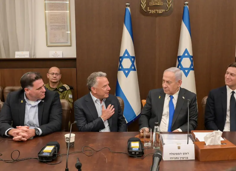 El primer ministro israelí, Benjamin Netanyahu, con el enviado especial de Estados Unidos para Medio Oriente, Steve Witkoff. FOTO: Xinhua