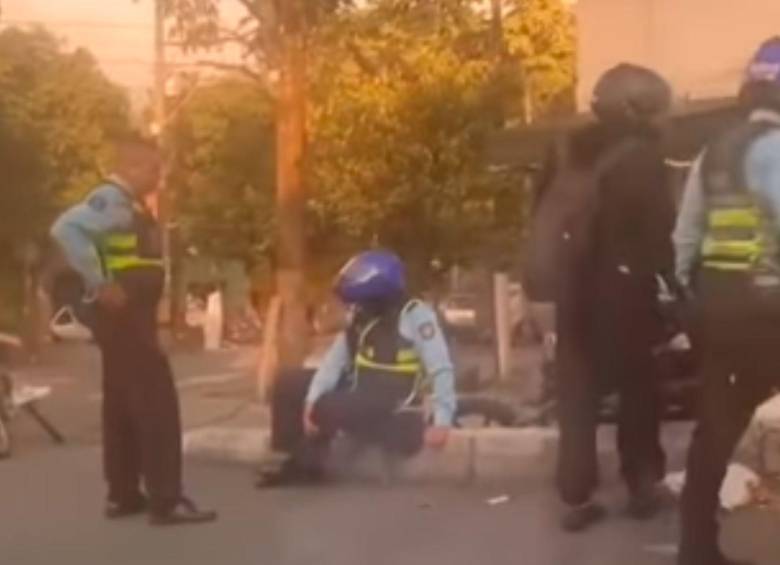 Agente de tránsito fue embestido por un conductor que intentaba huir del control de Pico y Placa. FOTO: Tomada de redes sociales 