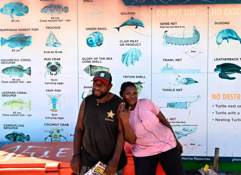 Un cartel en el mercado central de Honiara, la capital de Islas Salomón, advierte contra el comercio de fauna salvaje viva, el 21 de abril de 2024. FOTO AFP