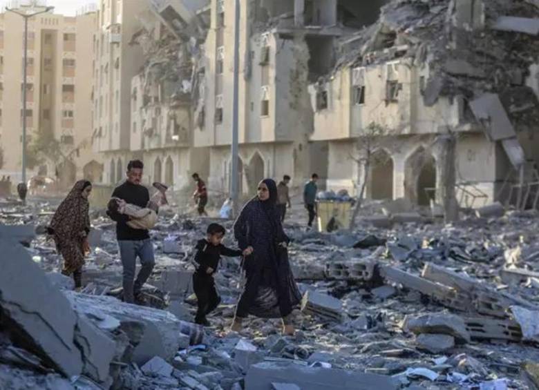 Los restos de las edificaciones en Gaza y algunas de los miles de familias buscando refugio. FOTO: EUROPA PRESS
