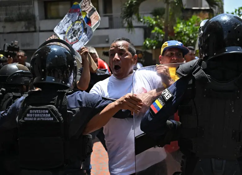 Los ciudadanos intentan llegar a Miraflores. FOTO: AFP