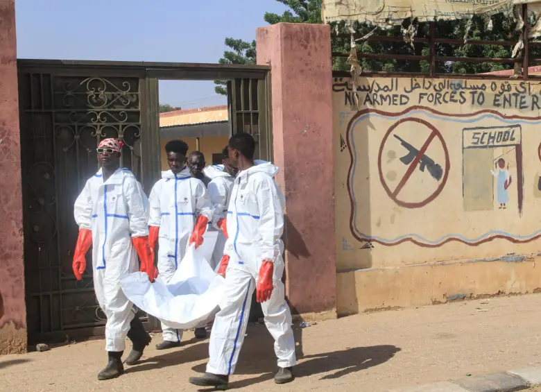Habitantes de Sudan sacando los cuerpos víctimas de la violencia. FOTO: AFP