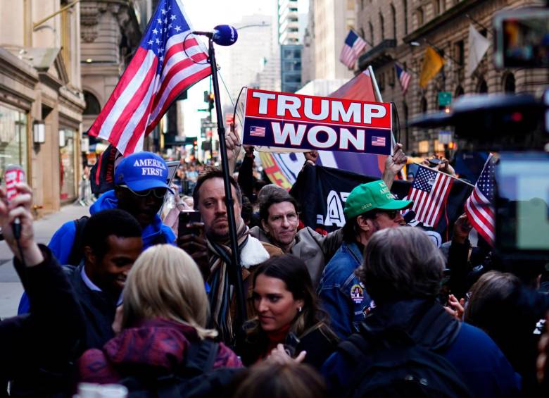 Una treintena de seguidores esperaban a Trump a las afueras de la torre que lleva su nombre. FOTO: EFE