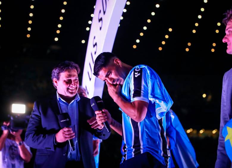 A Luis Suárez lo conmovió el emotivo recibimiento que le brindo la afición de su nuevo equipo. FOTO: @Gremio