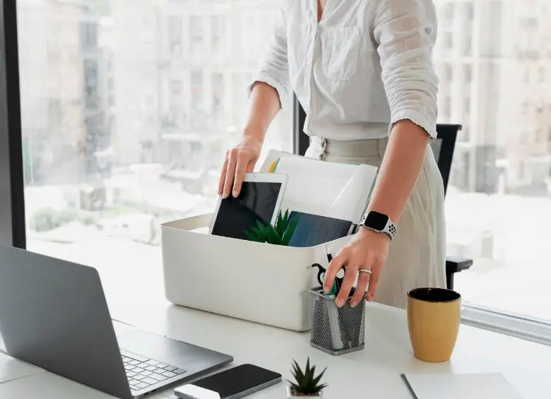 Empleado retirando sus elementos personales de su oficina tras ser despedido sin justa causa. FOTO: SHUTTERSTOCK