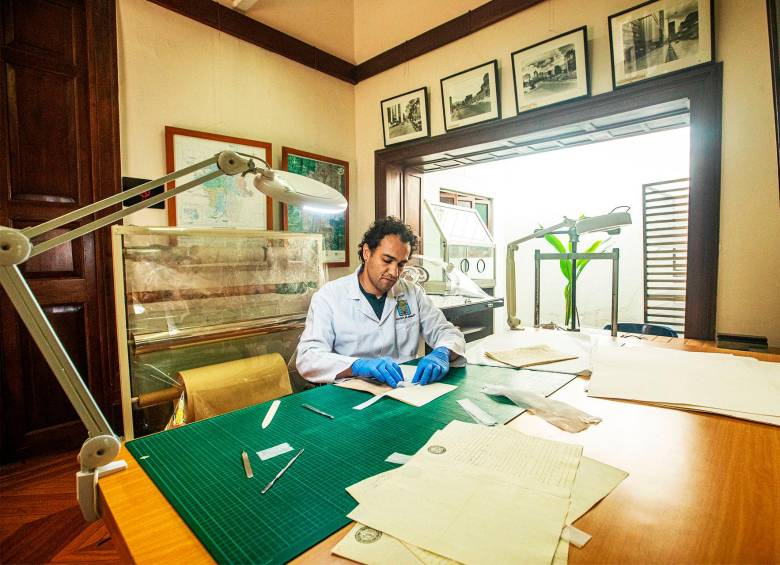 El estudio de Felipe Vargas, restaurador de archivos