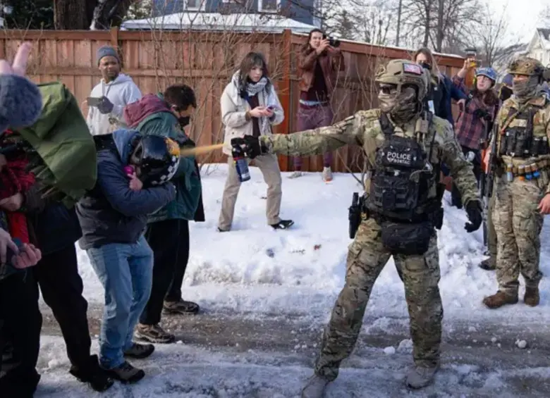 El Servicio de Inmigración y Control de Aduanas (ICE) en medio de los controles de manifestantes en Minneapolis. FOTO: Getty