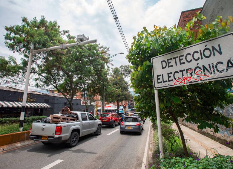 En tres puntos de Itagüí, de los nueve habilitados, se suspendieron los cobros por velocidad porque antes de la polémica estaban sancionando por pasar a más de 30 kilómetros por hora. FOTO: ESNEYDER GUTIÉRREZ CARDONA