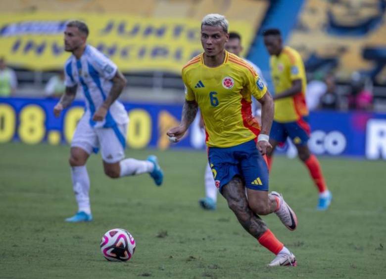 Richard Ríos en un partido de la Selección Colombia vs. Argentina. FOTO: JUAN ANTONIO SÁNCHEZ 