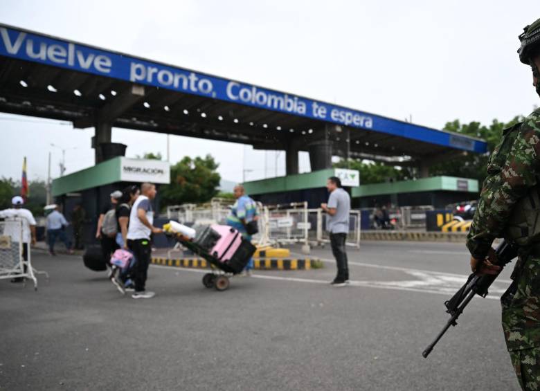La tensión en la frontera de Colombia con Venezuela sigue aumentando en medio de la incertidumbre en la que están los venezolanos y los periodistas que han sido detenidos tras la caída de Maduro. FOTO: AFP