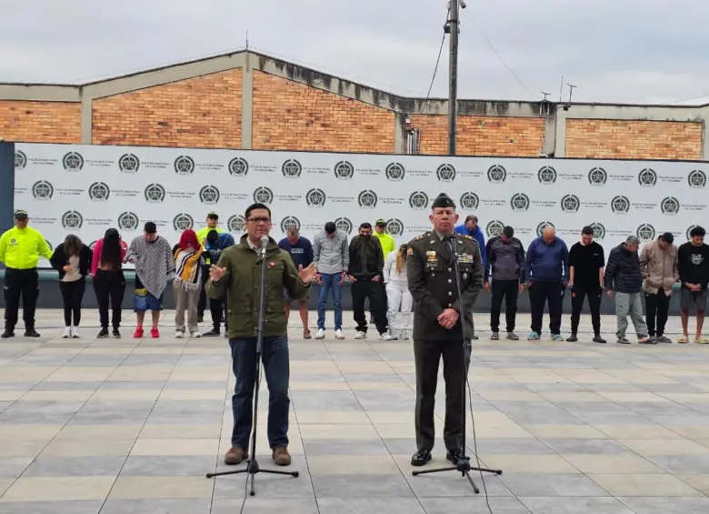 Los 18 capturados, pertenecientes a la banda criminal de “Los del Sur”. FOTO: Policía Nacional y Secretaría de Seguridad de Bogotá