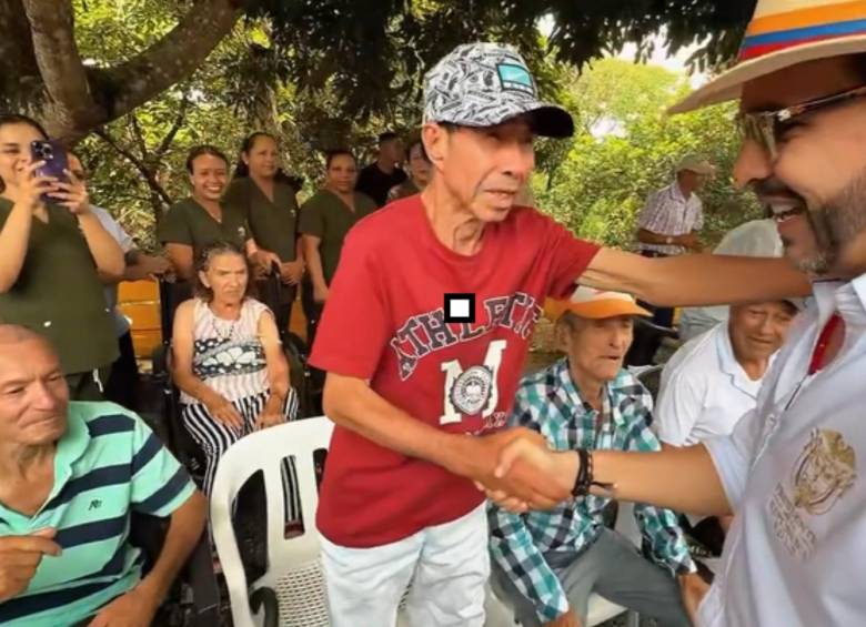 Abelardo saludando a los adultos mayores de Quimbaya, Quindío. FOTO: Captura de video de redes sociales @ABDELAESPRIELLA