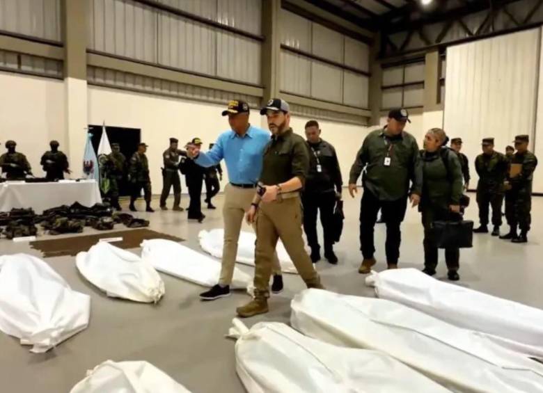 El presidente Abelardo de la Espriella defiende el haber caminado entre bolsas que contenían cuerpos de presuntos integrantes de las disidencias abatidos en Guaviare. Foto: Captura de video Presidencia