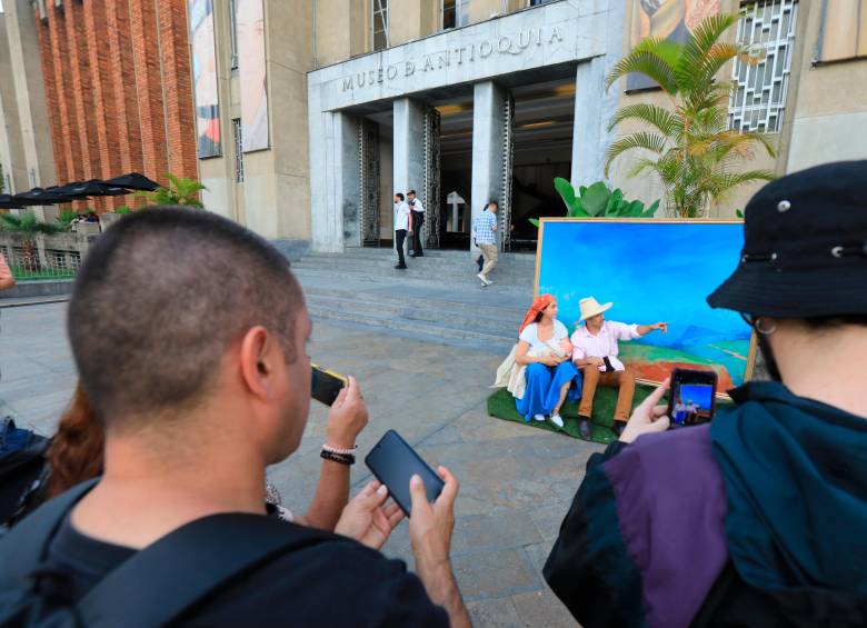 Pintado a principios del siglo pasado, Horizontes fue representado por dos actores en el marco de una programación cultural del Museo de Antioquia. FOTO: Esneyder Gutiérrez.
