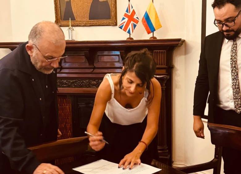 Exministra Irene Vélez se posesiona como cónsul en Londres. Foto: cortesía