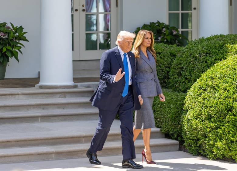 El presidente estadounidense, Donald Trump, y su esposa Melania Trump, fueron acusados de ser presentados por el fallecido abusador sexual Jeffrey Epstein. FOTO: Xinhua
