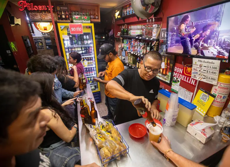 Las personas que consumen alcohol tienden a priorizar esta bebida frente a otros sistemas de recompensa. Foto: EL COLOMBIANO