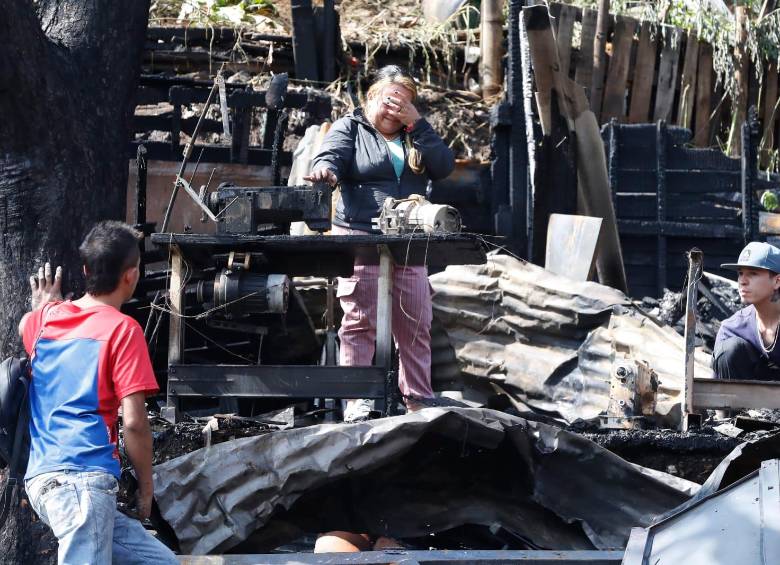A pesar de contar con el apoyo de bomberos Medellín, los organismos del municipio tardaron más de cuatro horas para controlar el incendio. FOTO: JAIME PÉREZ