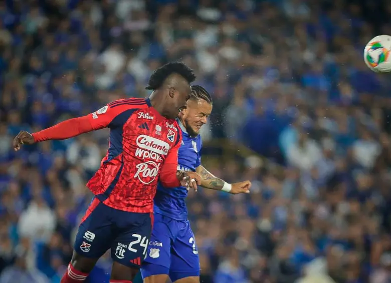 El encuentro entre dos de los equipos que no han conseguido su primera victoria del año en el torneo se ha visto afectado por las lluvias. La cancha en la que juegan está en malas condiciones. Foto: Camilo Suárez