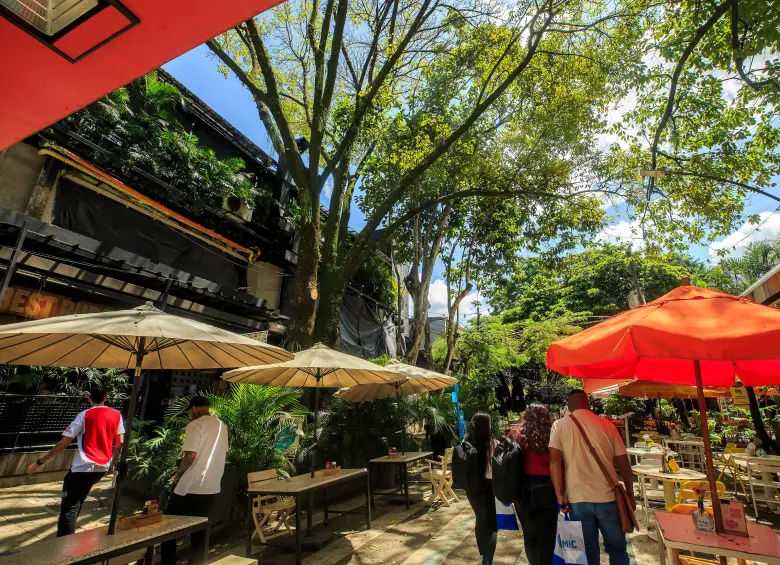 El aumento del turismo en Medellín obliga a aumentar le regularización del uso de espacio público con fines comerciales. FOTO: CAMILO SUÁREZ