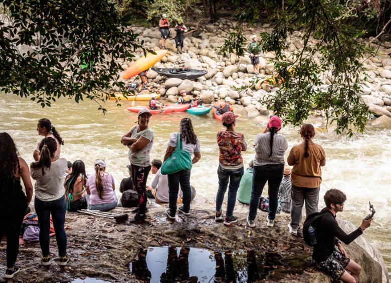 El río Cocorná es fuente de sustento y clave en el tejido social. Las movilizaciones en su defensa han sido masivas. FOTO milton montoya
