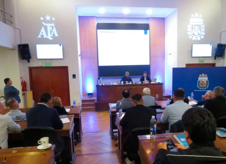 “Chiqui” Tapia presidiendo un encuentro con dirigentes del fútbol argentino. FOTO: Tomada de Facebook AFA 
