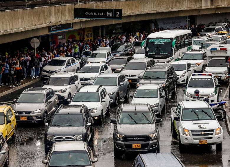 Las vías de acceso al aeropuerto internacional José María Córdova, de Rionegro, suelen congestionarse. Los taxistas dicen que el transporte ilegal está desbordado. FOTO ARCHIVO: JAIME PÉREZ MUNÉVAR