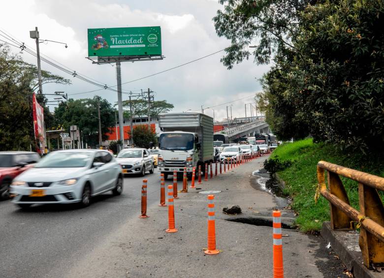 Casi un carril de la regional está afectado por el hueco. FOTO: CAMILO SUÁREZ ECHEVERRY