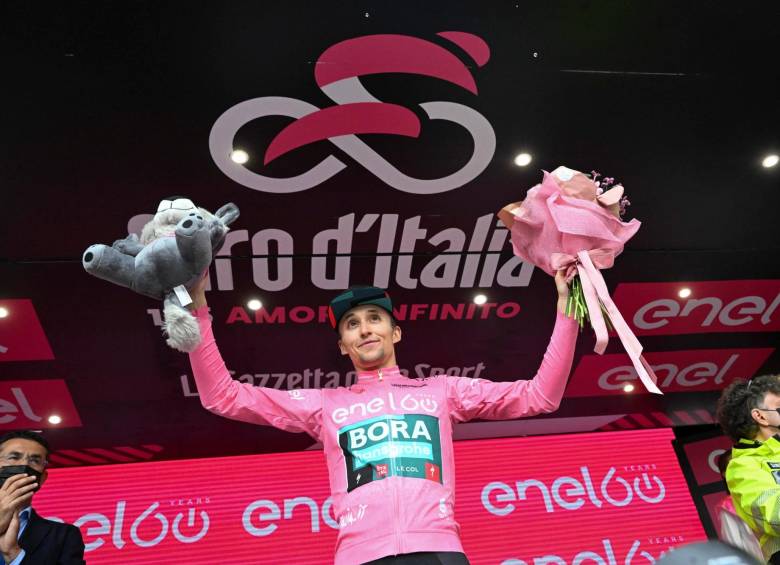 El australiano Jai Hindley y su festejo en el Giro 2022. FOTO EFE