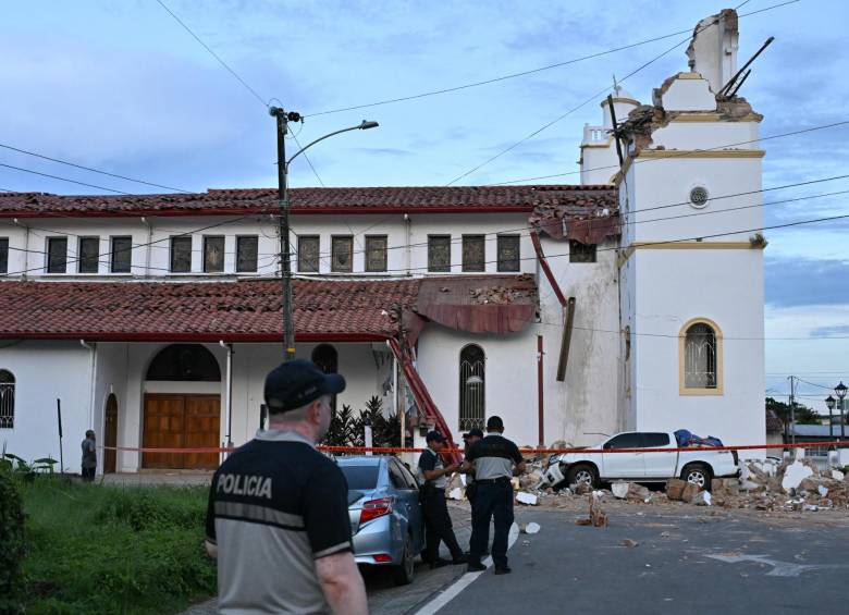 Entre el pánico en los rascacielos de la capital y la angustia de ver comunidades enteras incomunicadas, miles de panameños pasaron la noche en vigilia. FOTO: AFP