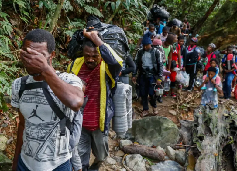 Algunos migrantes en medio de la travesía en el Darién. FOTO: Manuel Saldarriaga