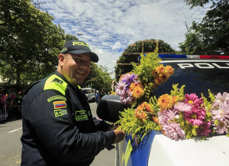 Un agente de la Policía decorando su patrulla para el Desfile de Silleteros. Foto: Andrés Camilo Suárez Echeverry