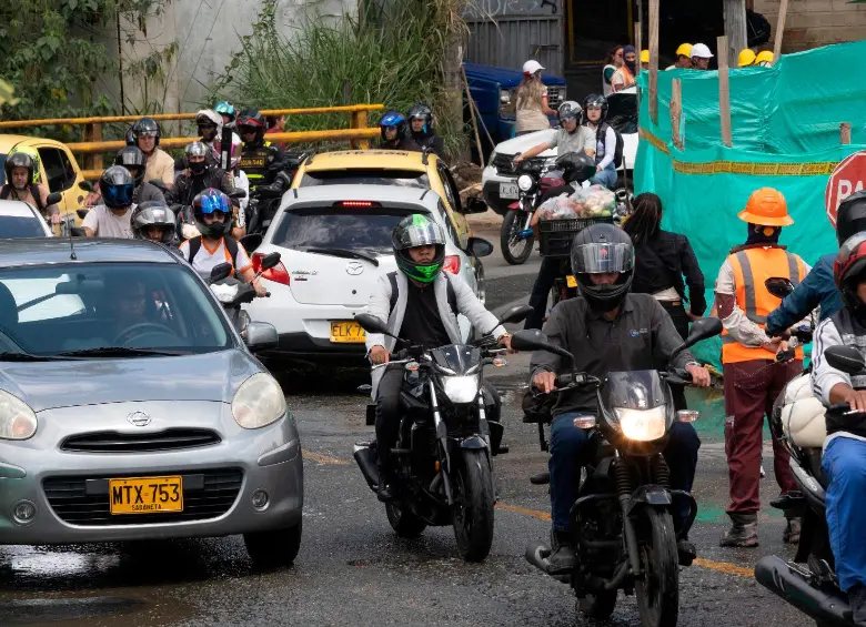 La problemática de estabilidad del piso ha provocado cierres parciales que agudizan los trancones. FOTO: CAMILO SUÁREZ
