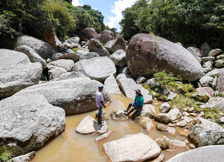 La mayoría de estas rocas hacen ver minúsculas a las personas. Don José u su hijo Wilfredo tienen sus cultivos a un paso del desconocido organal. FOTO MANUEL SALDARRIAGA